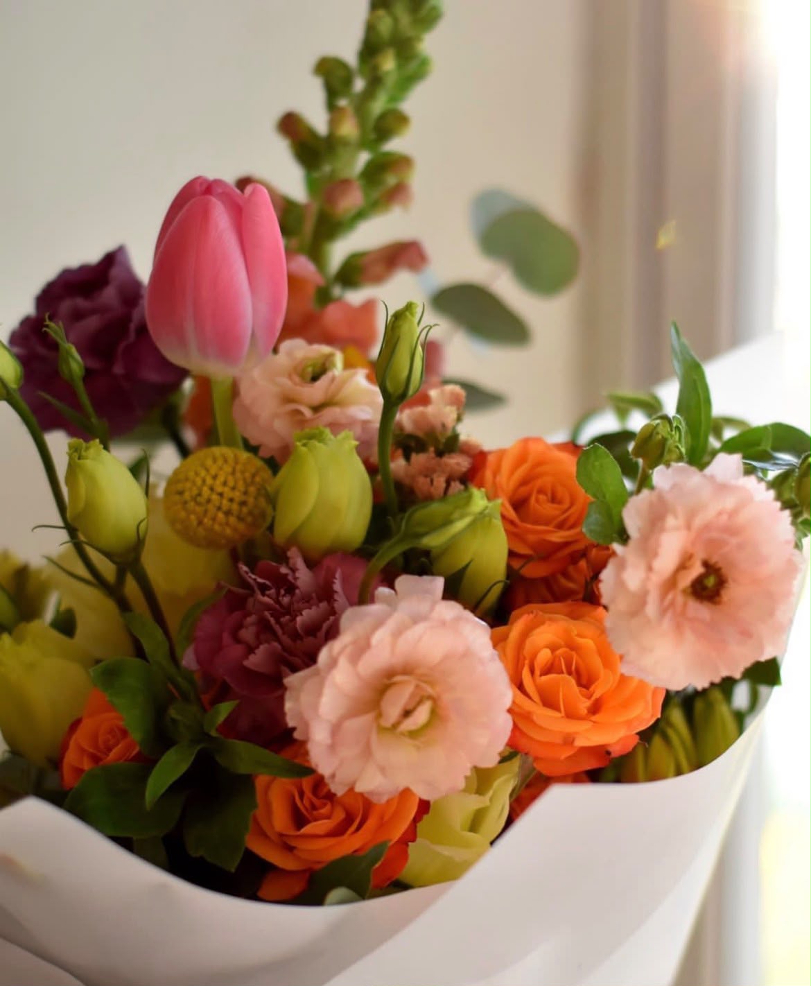 Flores de estación sobre madera